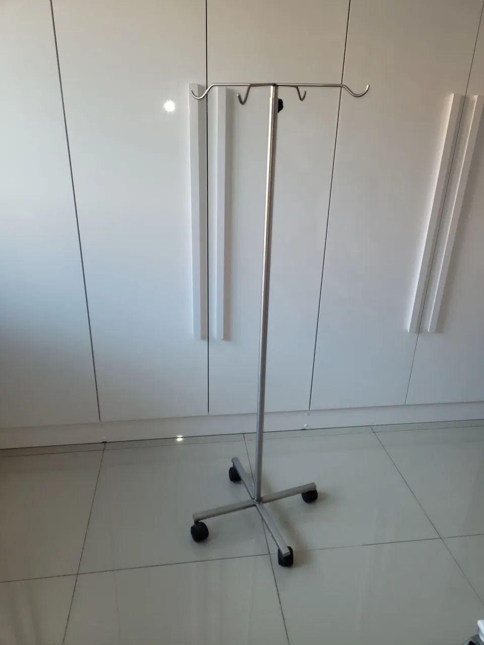 Suporte de soro hospitalar com rodinhas - Foto 2