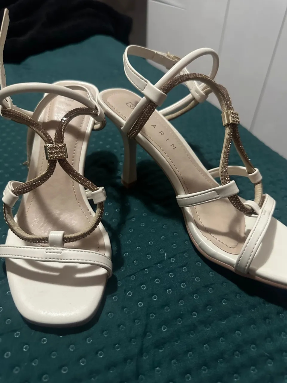 Sandália Ramarim Branca com Detalhes Dourados