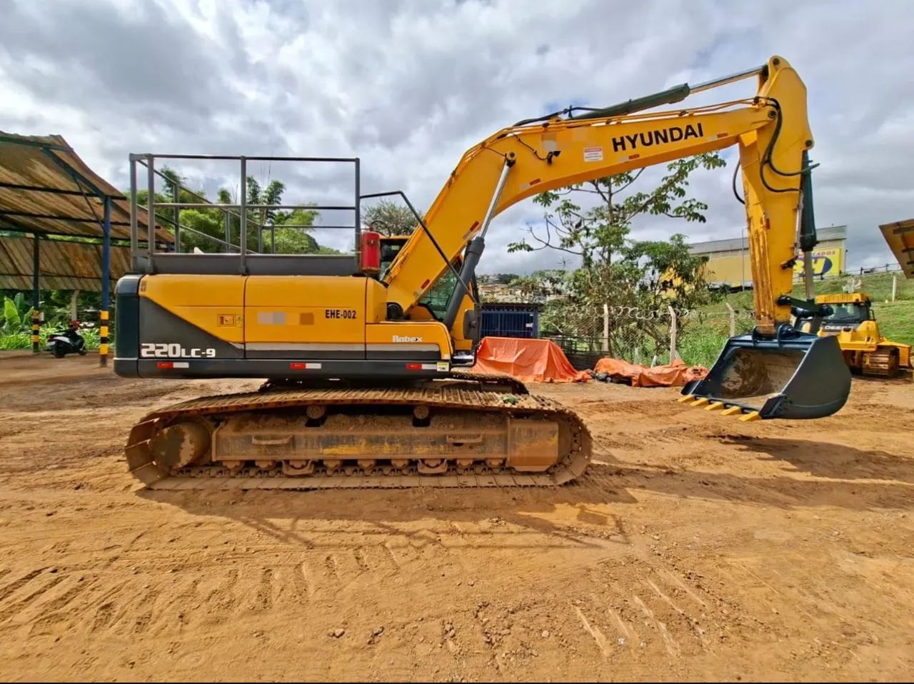 Escavadeira Hyundai 220 LC-9 ano 2018 com 7.500 horas, em MG - Foto 2
