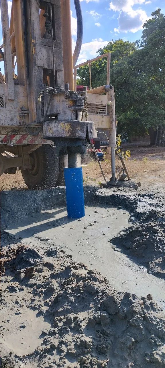 Perfuração de poço profundo e artesiano