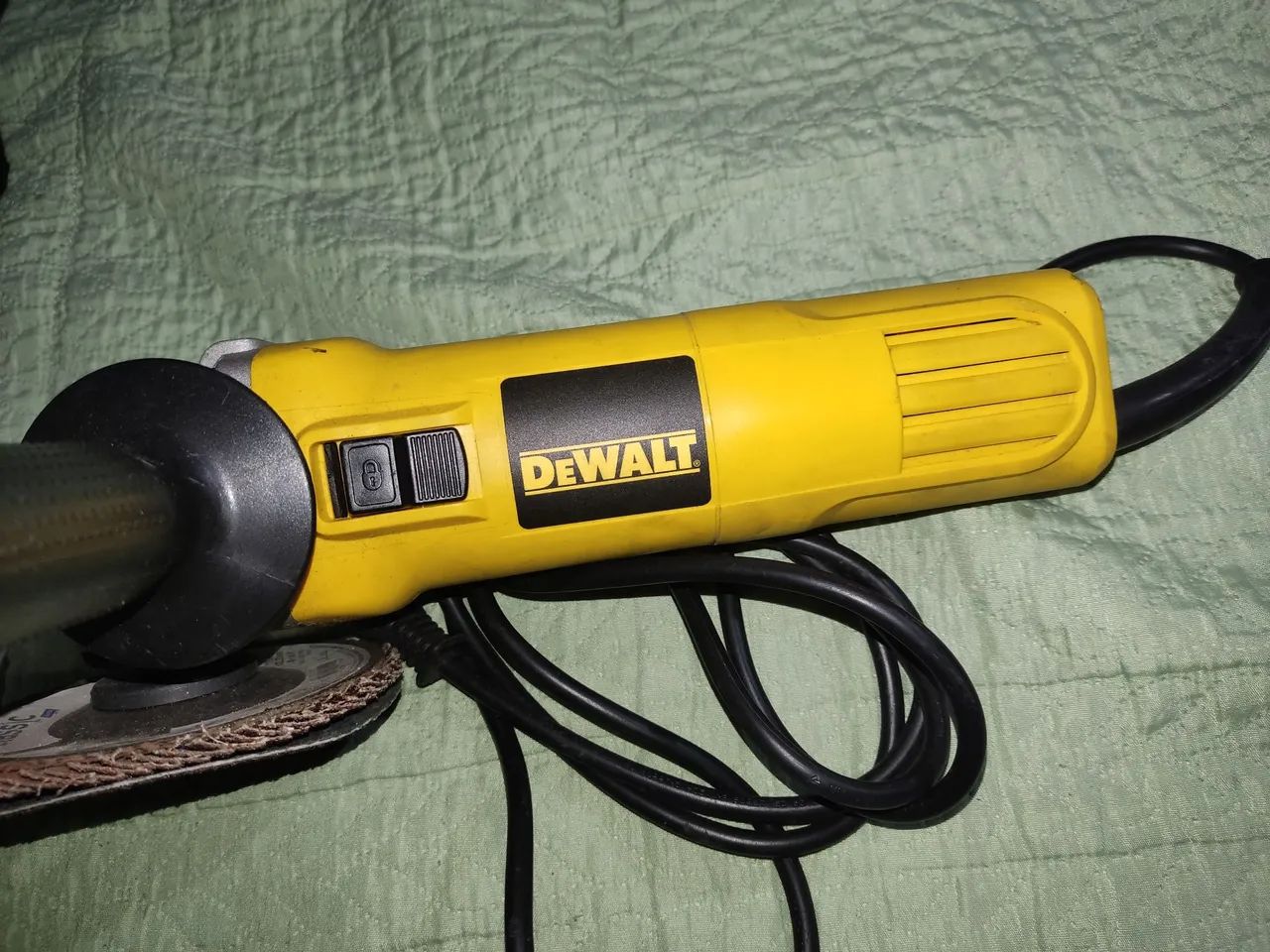 Esmerilhadeira Dewalt DWE4118 - Foto 2