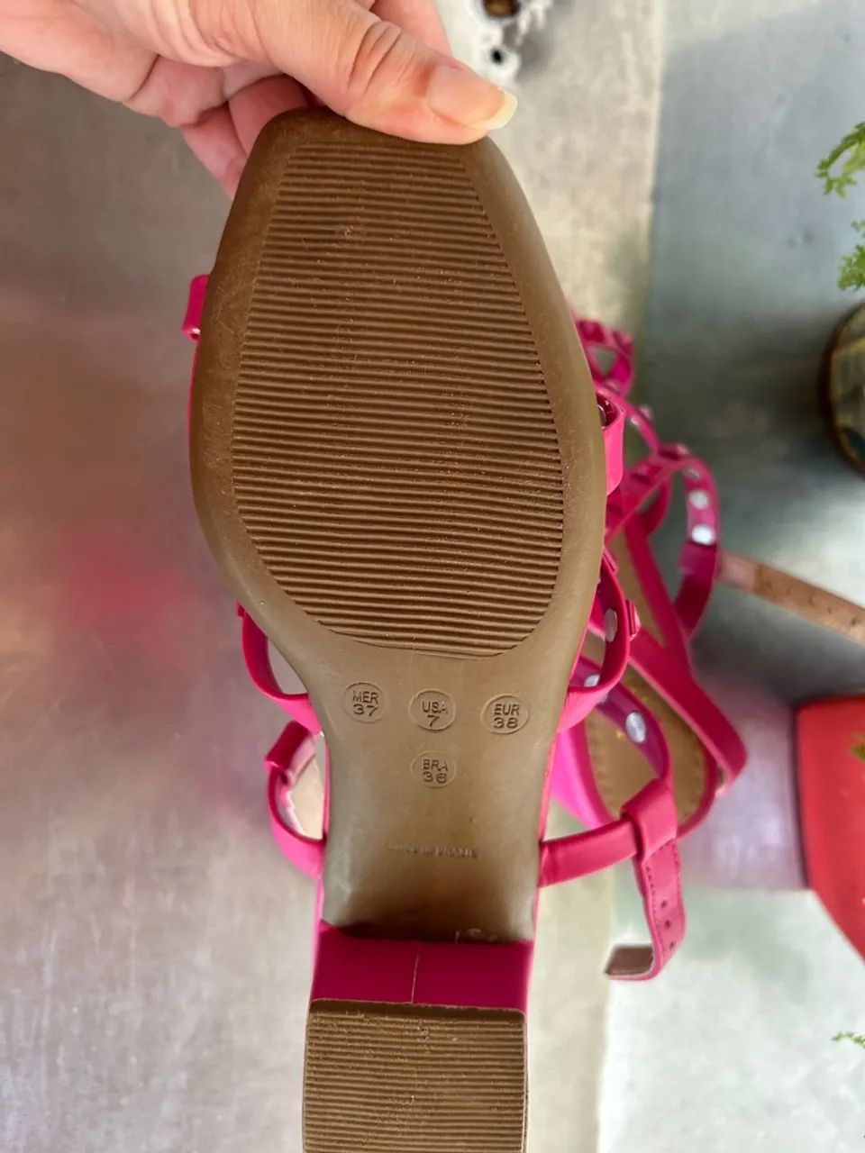 Sandália feminina rosa com spikes - Foto 4