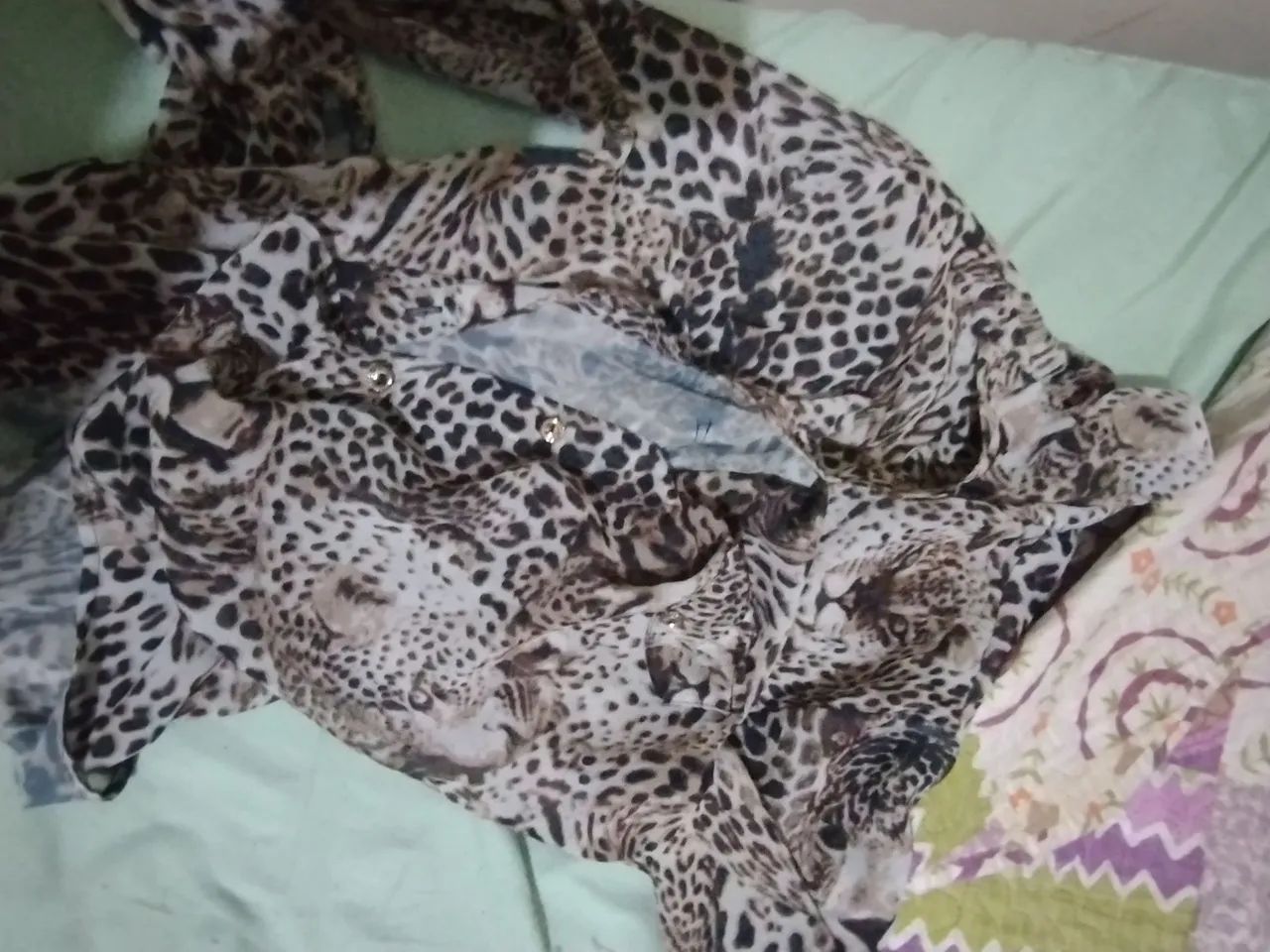 Camisa feminina estampa onça 