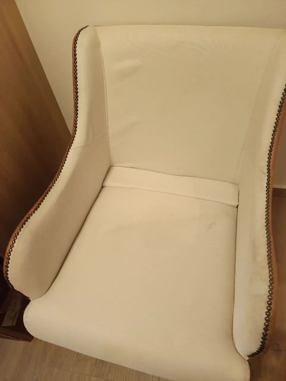 Poltrona Elegante com Detalhes em Couro - Foto 3