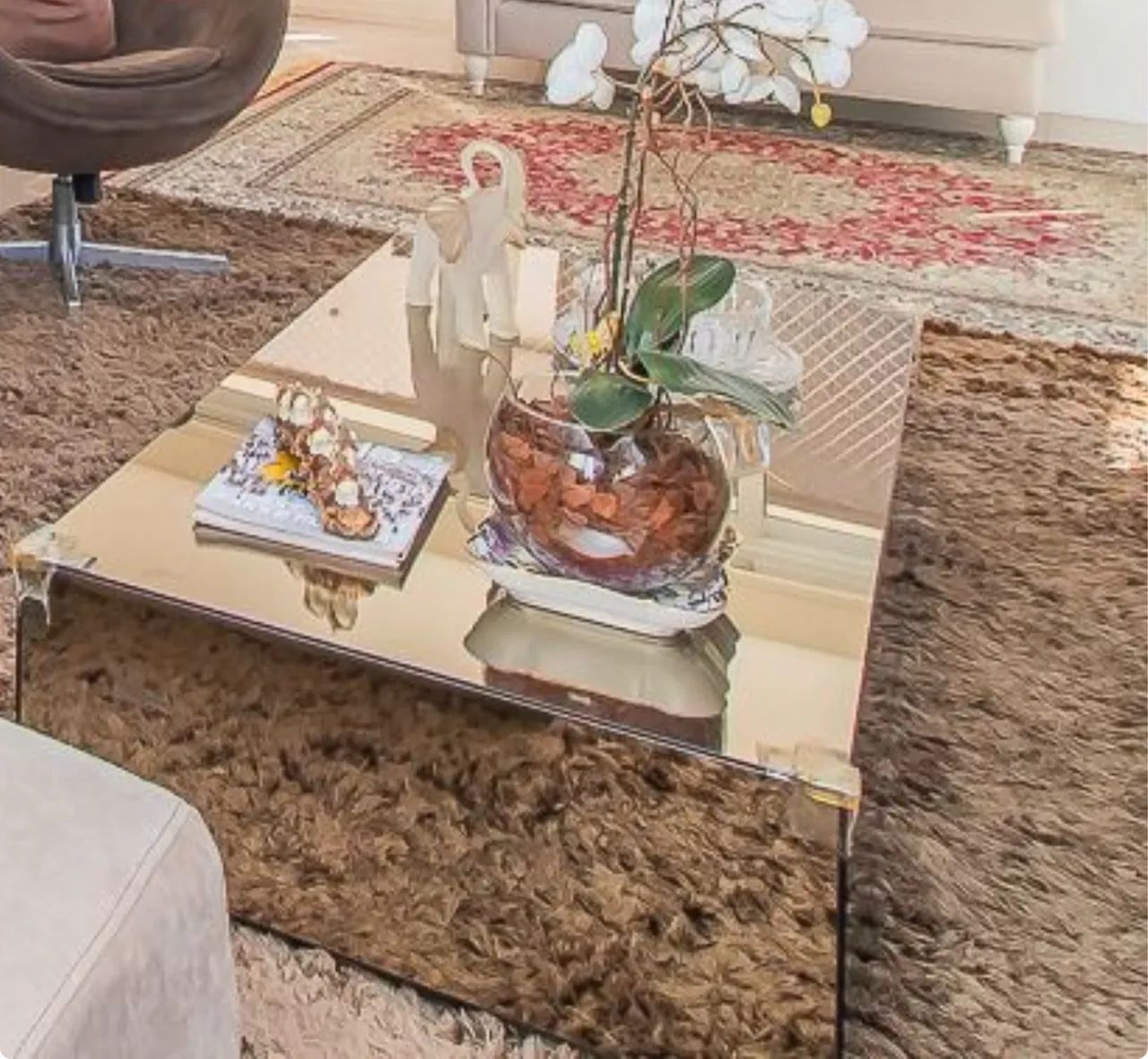 Coffee table 1.40 x 0.70 x 0.30 has a cracked glass on the side64352684867074121