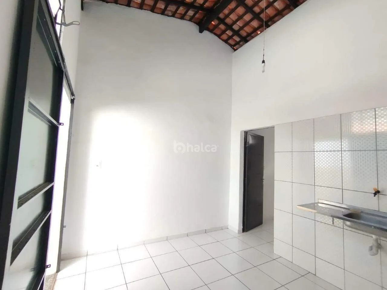 Casa para alugar em Condomínio fechado com cerca elétrica, concertina e portão grande de f - Foto 5