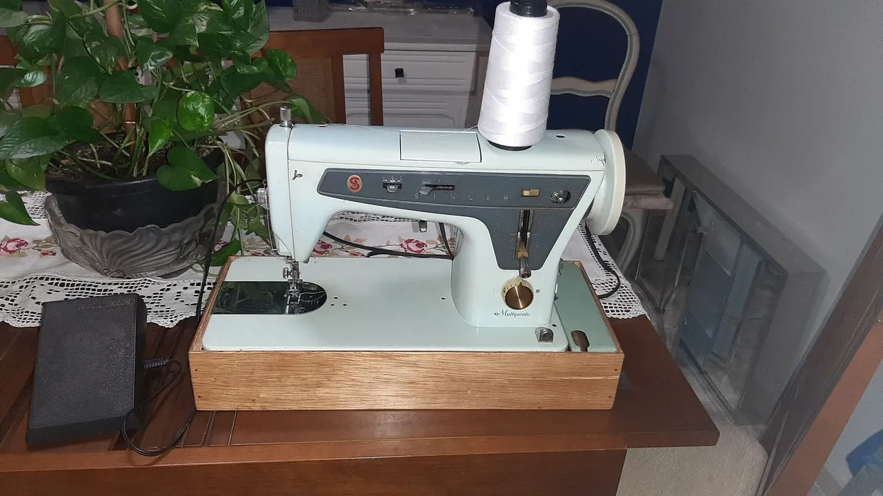Máquina de Costura Singer Multiponto + kit armarinho