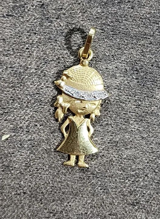 Pingente de ouro 18k e brilhantes menina com chapéu