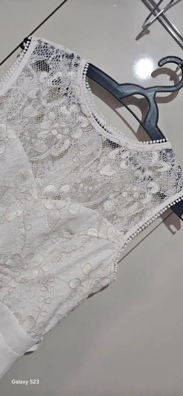Vestido de renda com saia plissada  - Foto 4