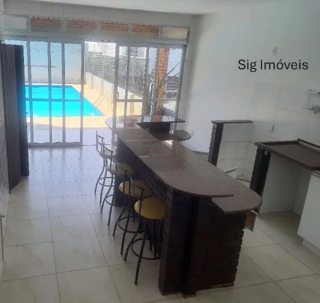 Casa grande, boa para negociar, em Coqueiros de 4 dormitórios. - Foto 4