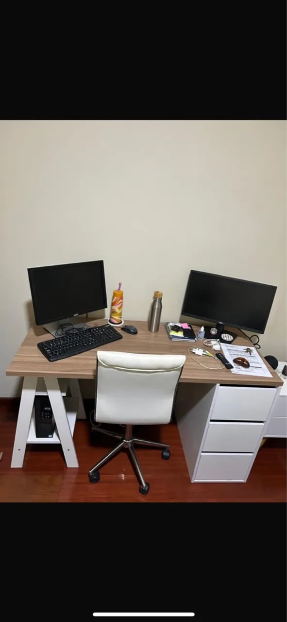 Escrivaninha com design moderno e espaço para dois monitores