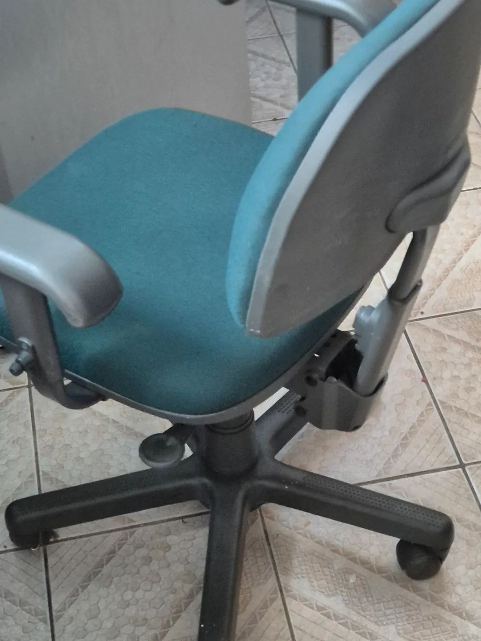 Cadeira de Escritório Giratória com braços reguláveis