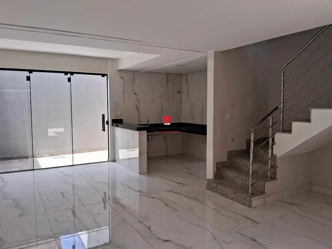 Casa Geminada Duplex à venda 03 quartos no bairro Santa Mônica.