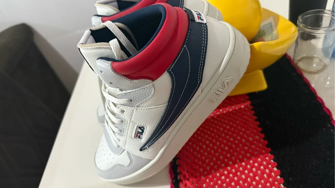 Tênis Fila High Top - Design Clássico e Cores Vibrantes