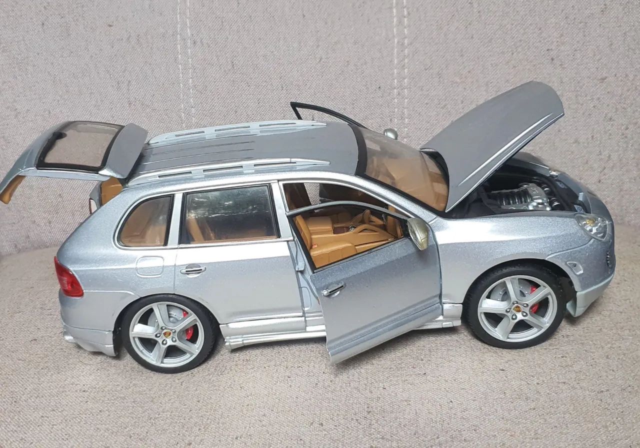 Porsche Cayenne Turbo Maisto 1:18 - Hobbies e coleções - Jardim