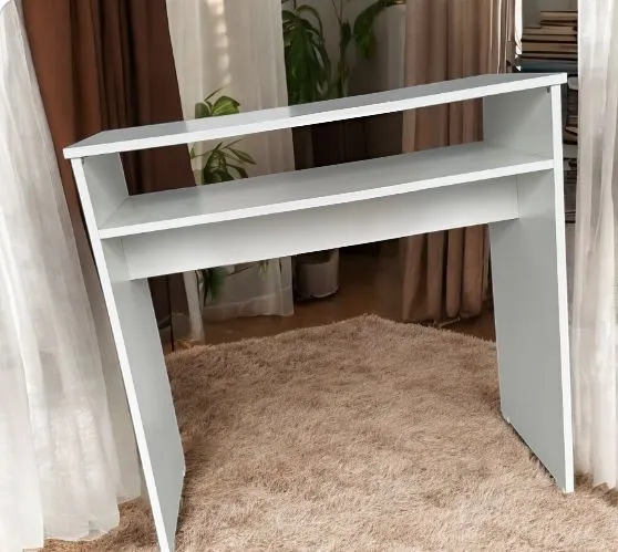 Mesa Simples Branca com Prateleira