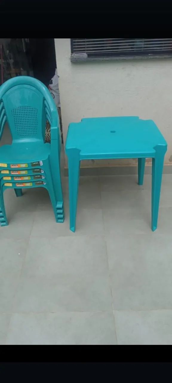 Conjunto de mesa e cadeiras de plástico - Foto 2