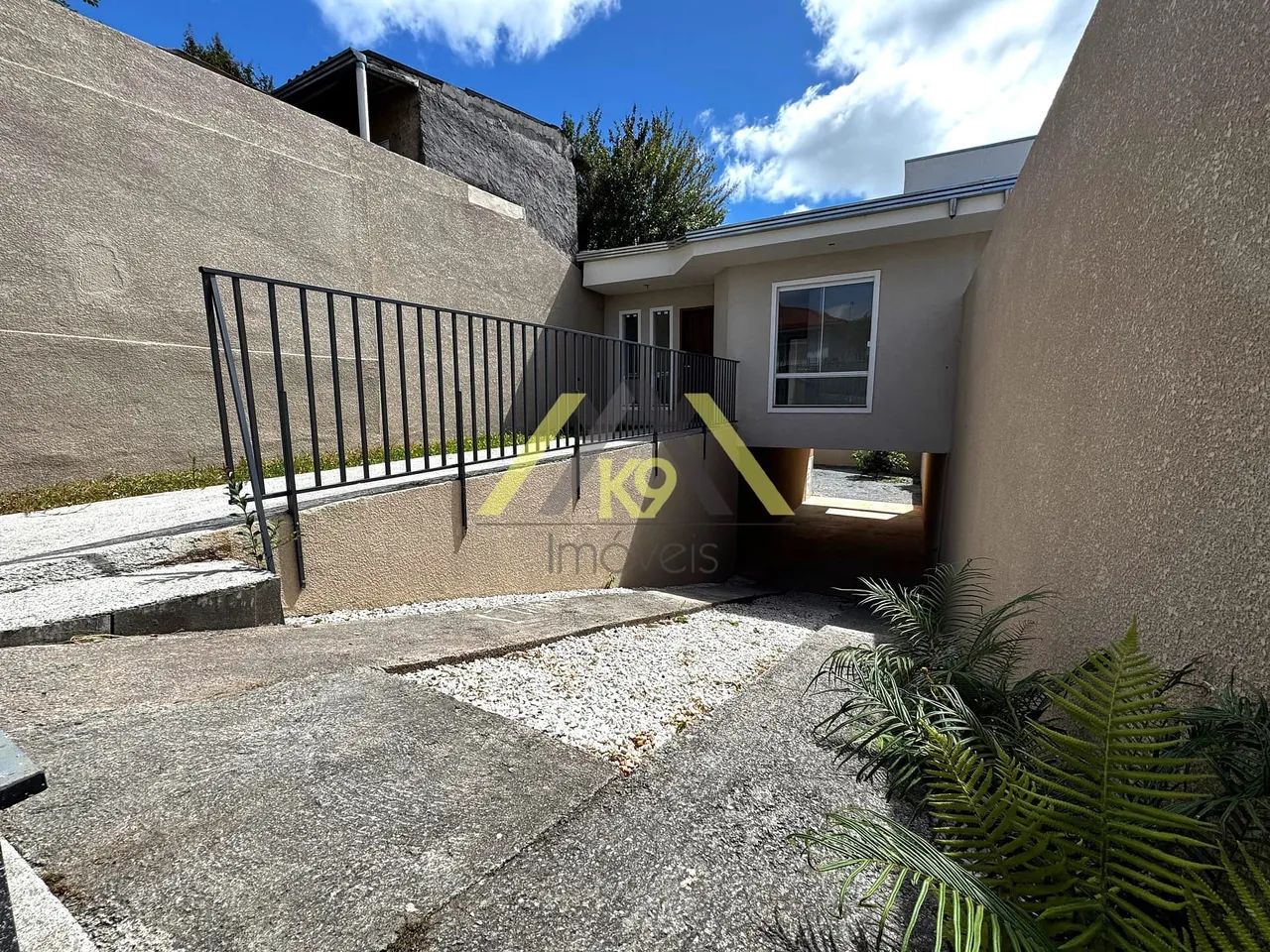 CASAS COM SUÍTE E VAGAS COBERTAS NO JD MONZA EM COLOMBO