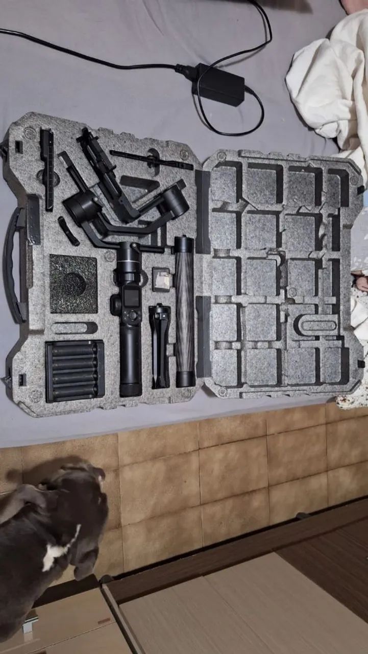 Estabilizador de 3 eixos FeiyuTech para Câmera DSLR  com acessórios.