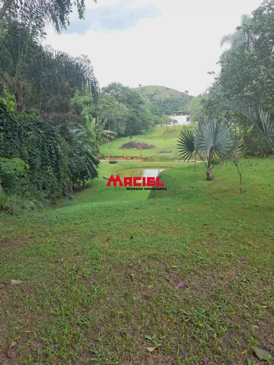 SB| BELA CHÁCARA EM CONDOMÍNIO FECHADO - POSSUI LAGO COM PEIXES - ZONA NORTE SJC