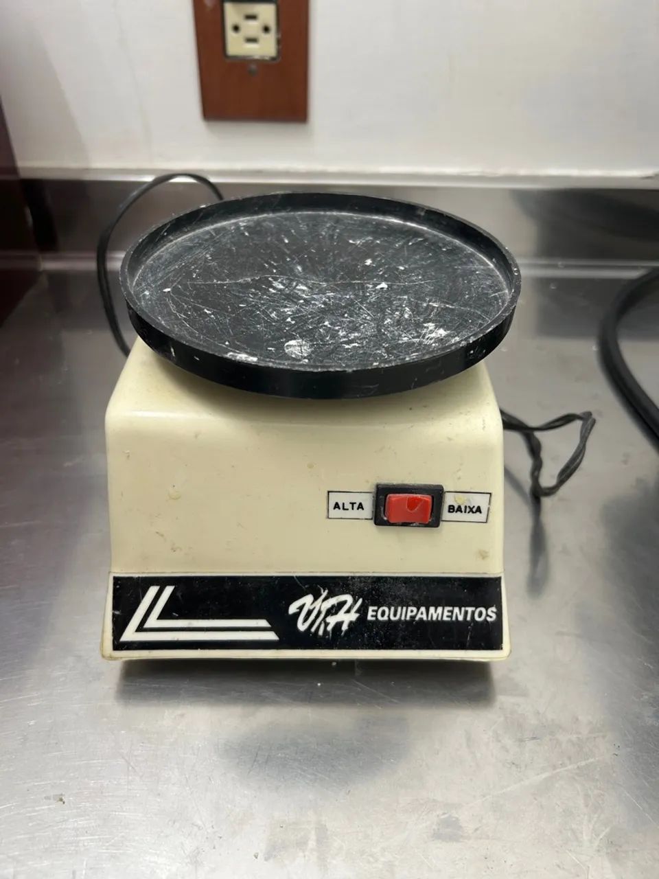 Aparelho apoiador para vazar o gesso. 