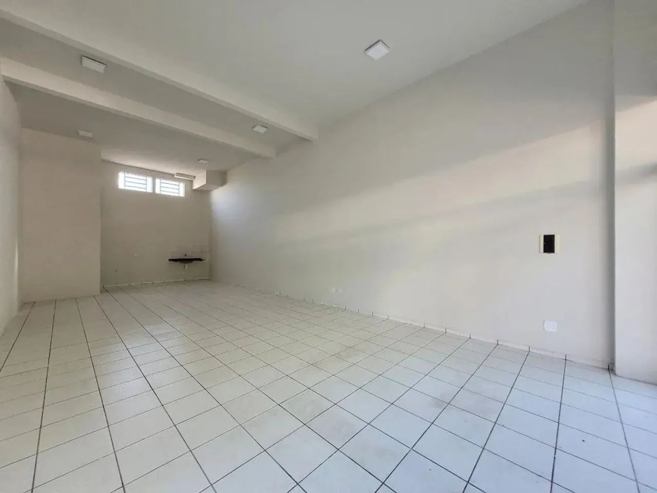 Sala para alugar em Maringá, Zona 07, com 55 m² - Foto 2