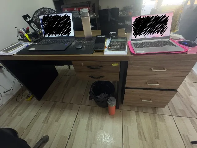 Mesa de escritorio com gaveteiro