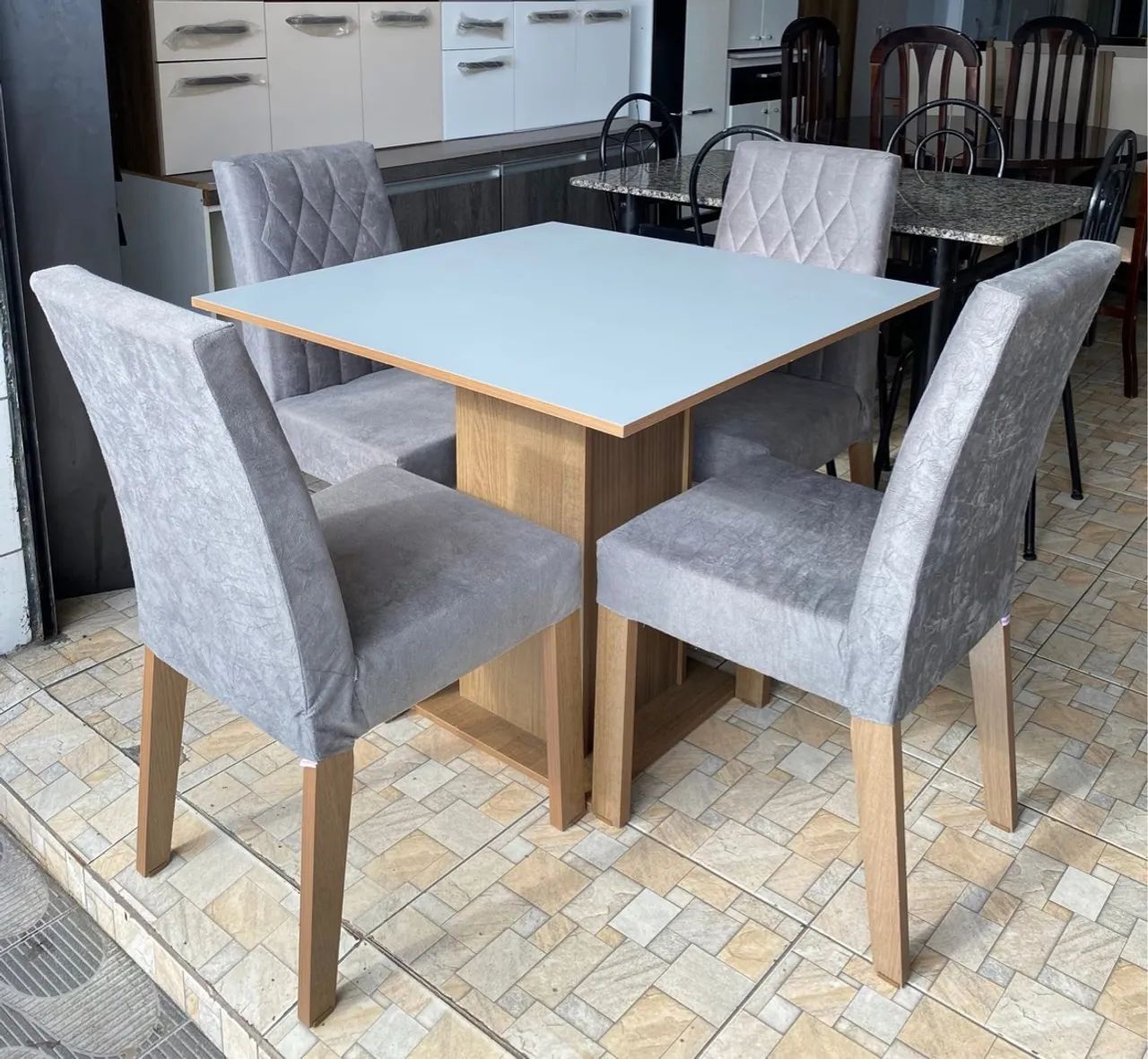Mesa com 4 cadeiras IMPECÁVEL 