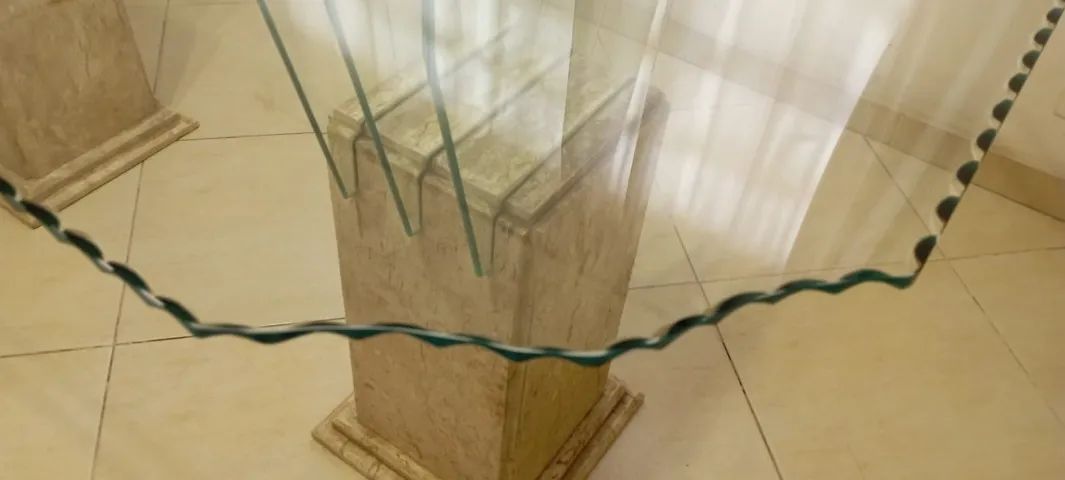 Mesa com Tampo de Vidro e Base em Mármore Travertino  - Foto 2