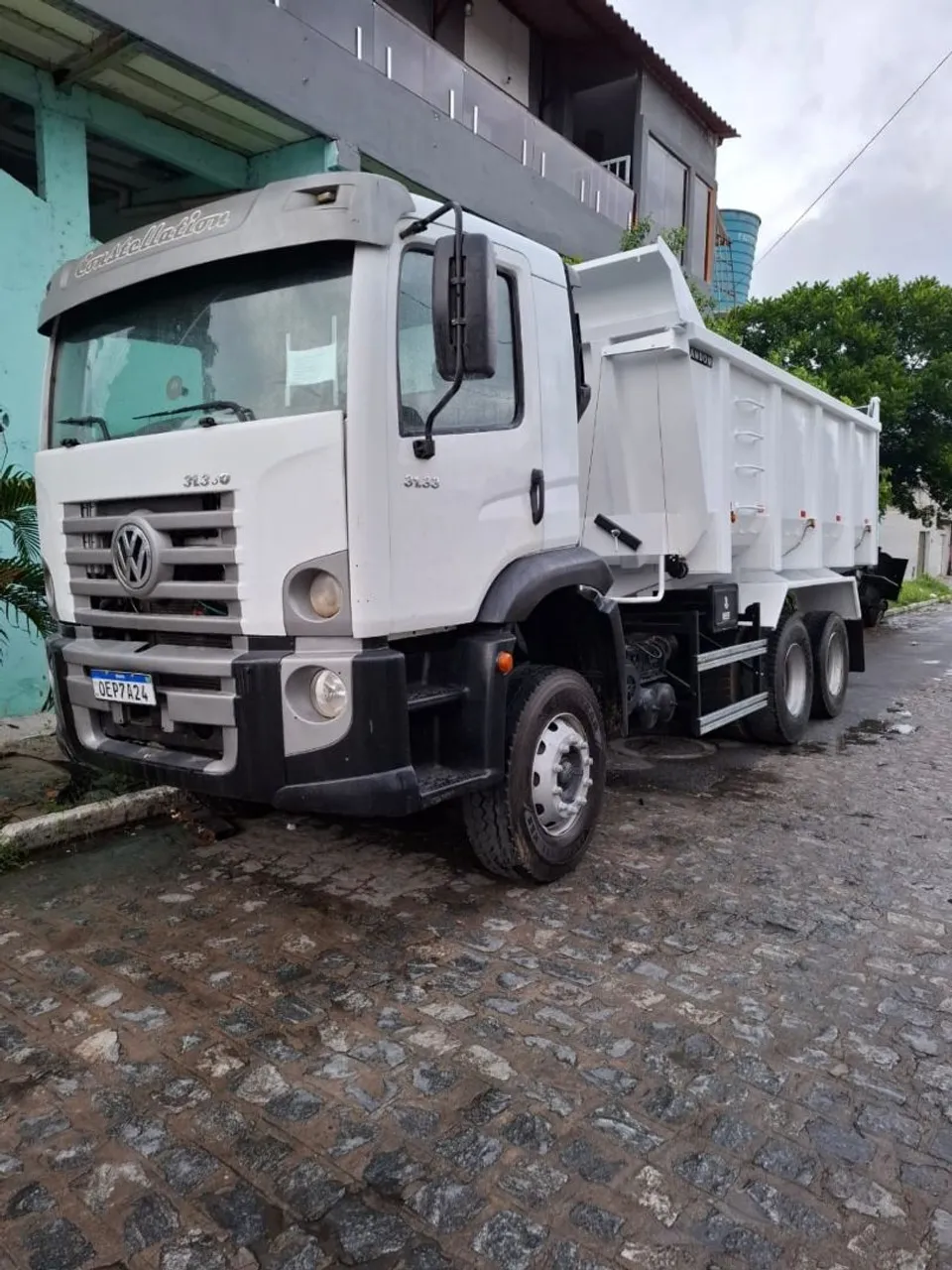 CAMINHÃO CAÇAMBA VOLKSWAGEN 31-330 TRAÇADO CONSTELLATION 6X4 ANO 2013 TODO ORIGINAL