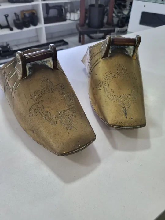 Par de estribos em bronze