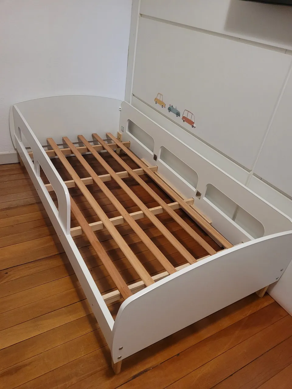 Cama Infantil Branca com Grade de Proteção