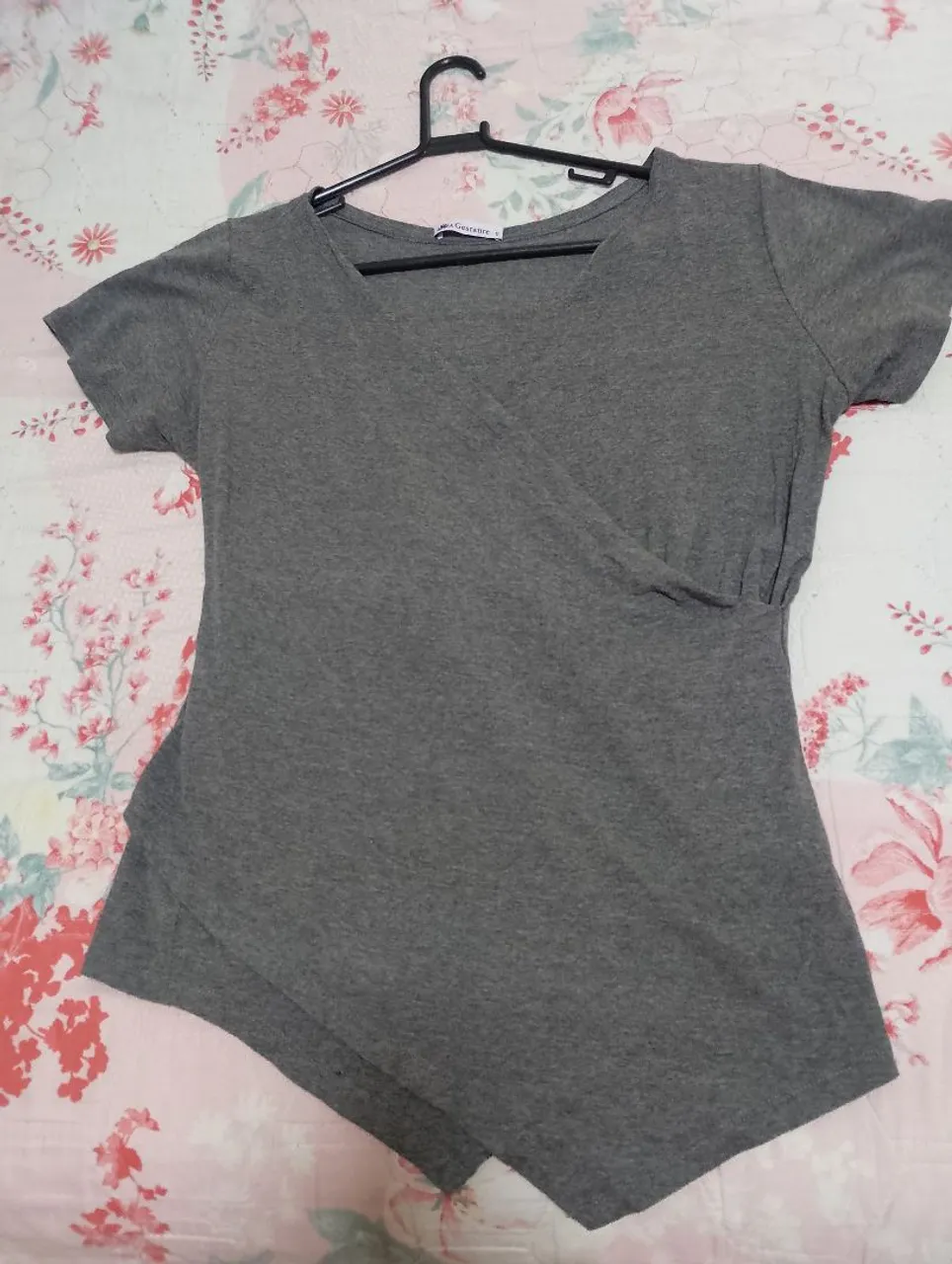 Vendo Blusa cinza com design moderno e dois sutiãs.