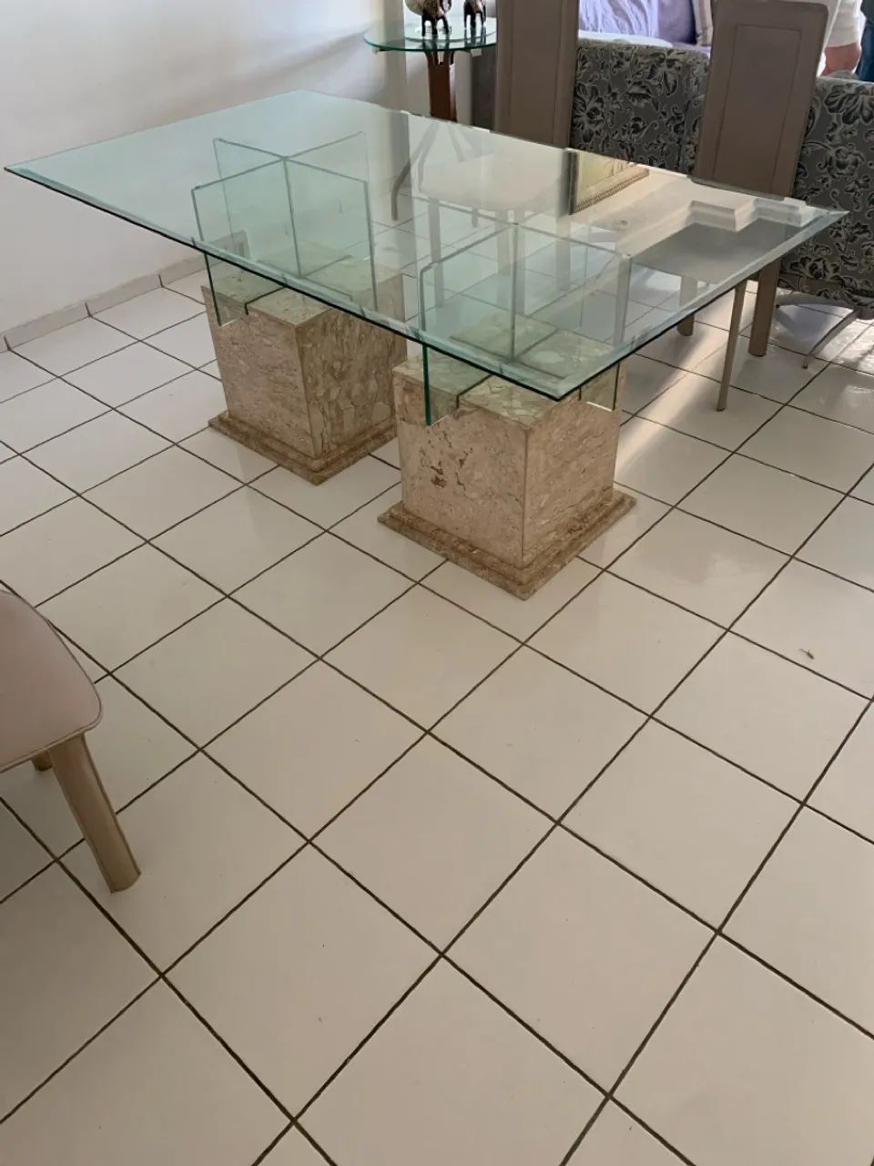 Mesa de Jantar de Vidro com Base de Pedra