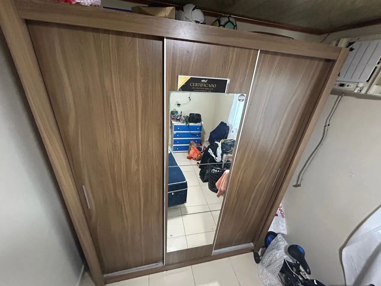 Guarda-Roupa Moderno com Espelho