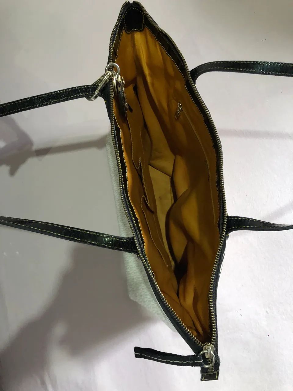 Bolsa feminina monogramada preta e branca - elegante e espaçosa - Foto 5