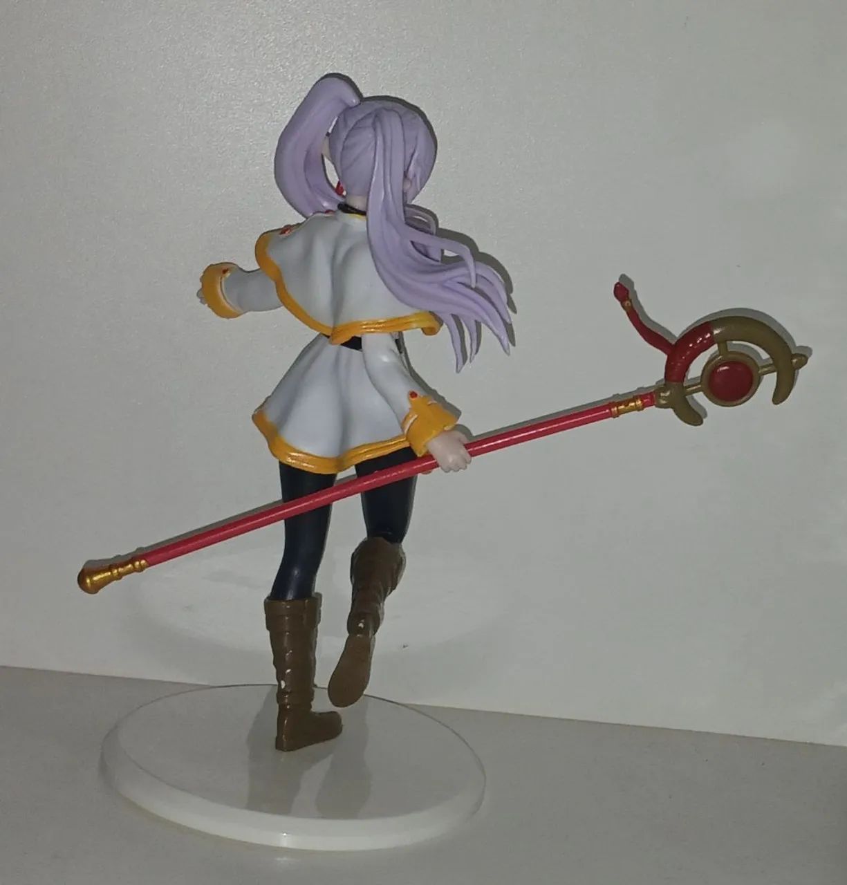 BONECO ACTION FIGURE FRIEREN COM CAJADO MAGICO - Foto 2