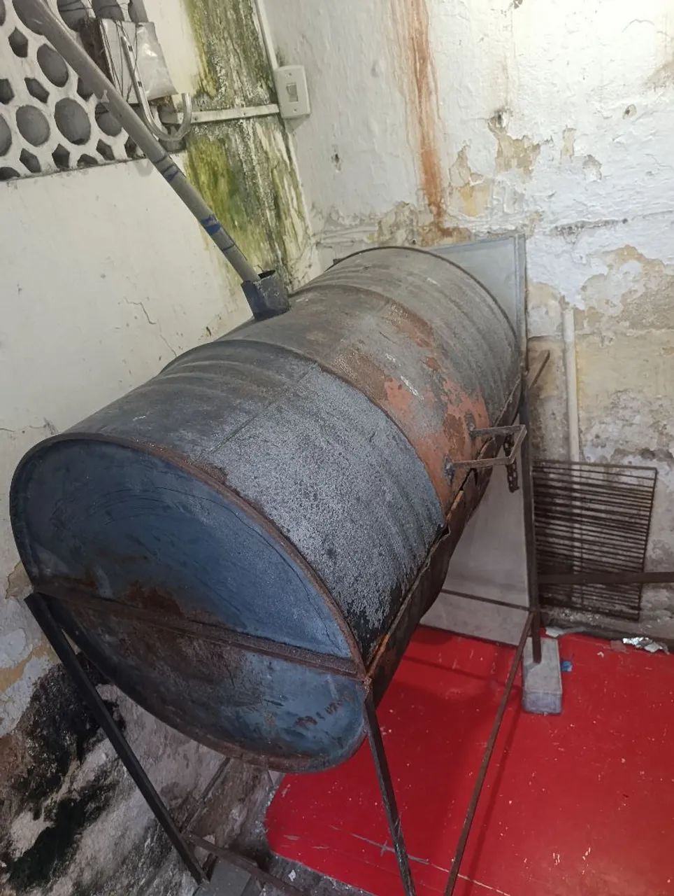Churrasqueira/defumadora de tonel