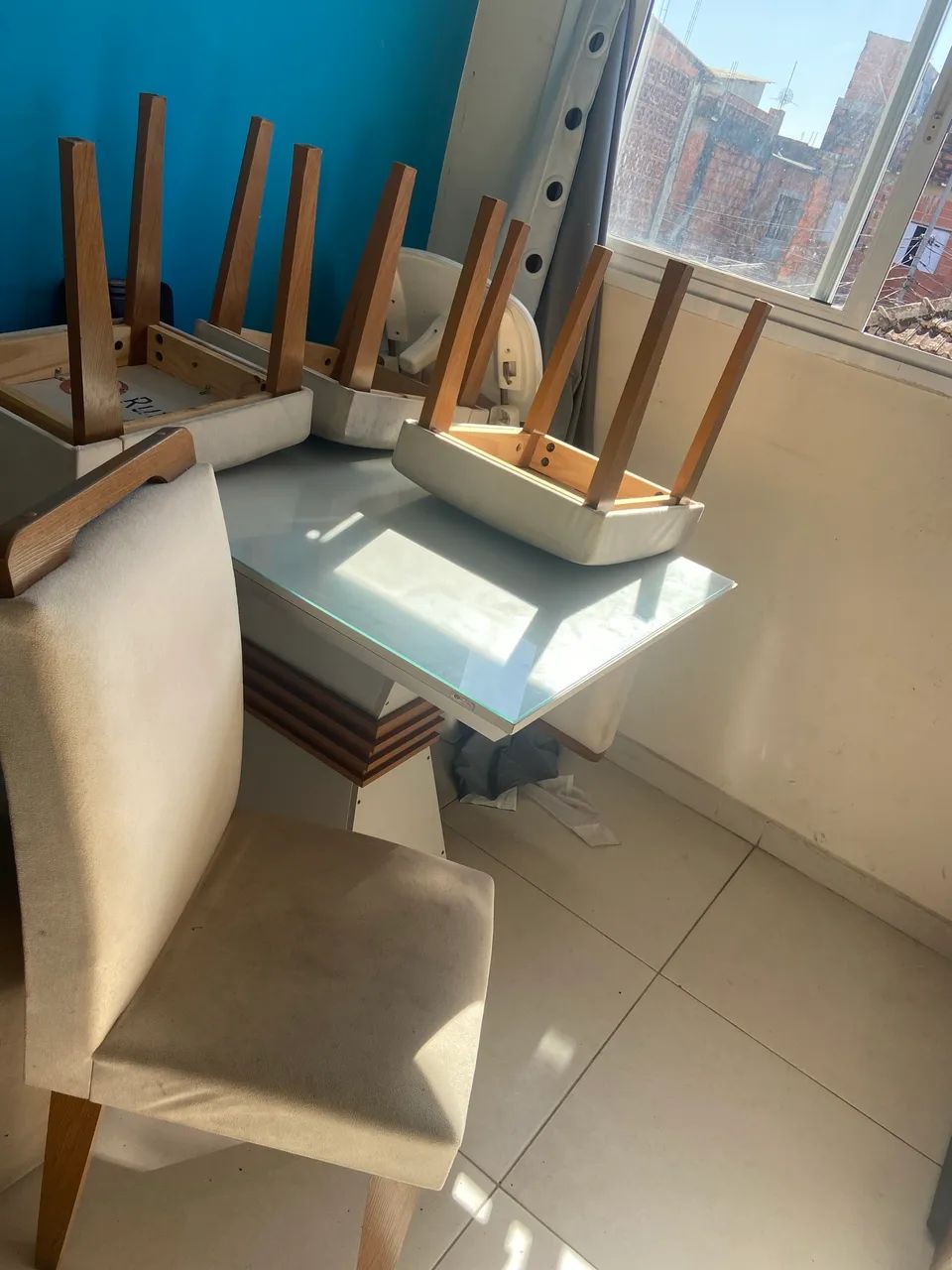 Mesa de vidro com 4 cadeiras  - Foto 3