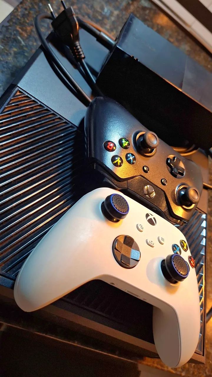 Xbox One 500GB 2 Controles