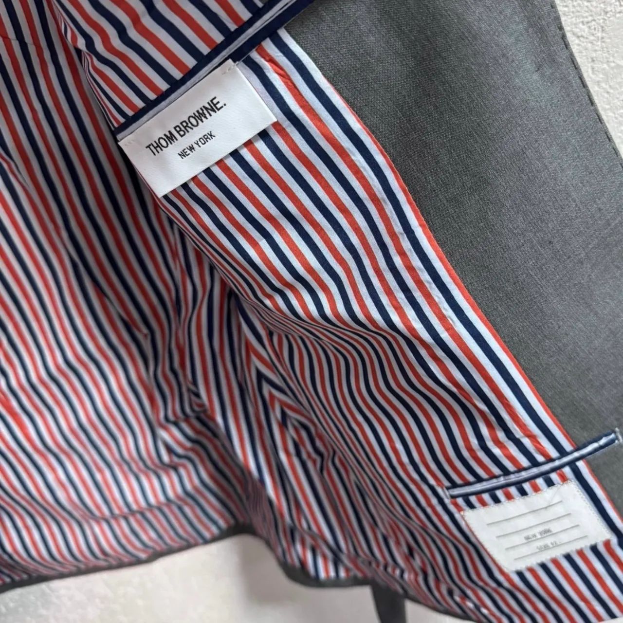 blazer thom browne cinza 42 - Foto 2