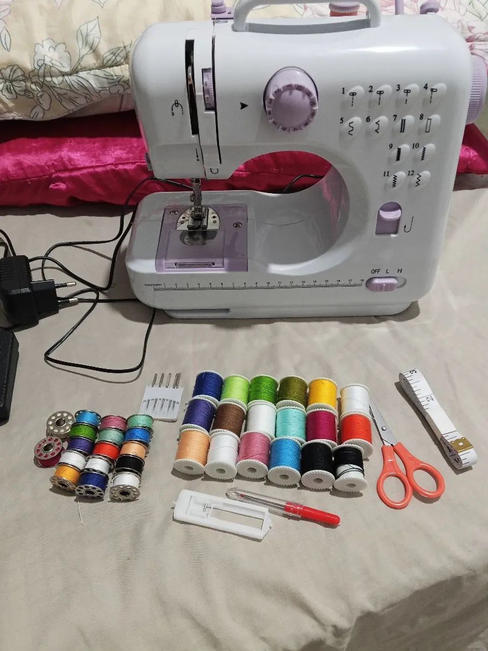 Mini máquina de costura bivolt - Foto 2