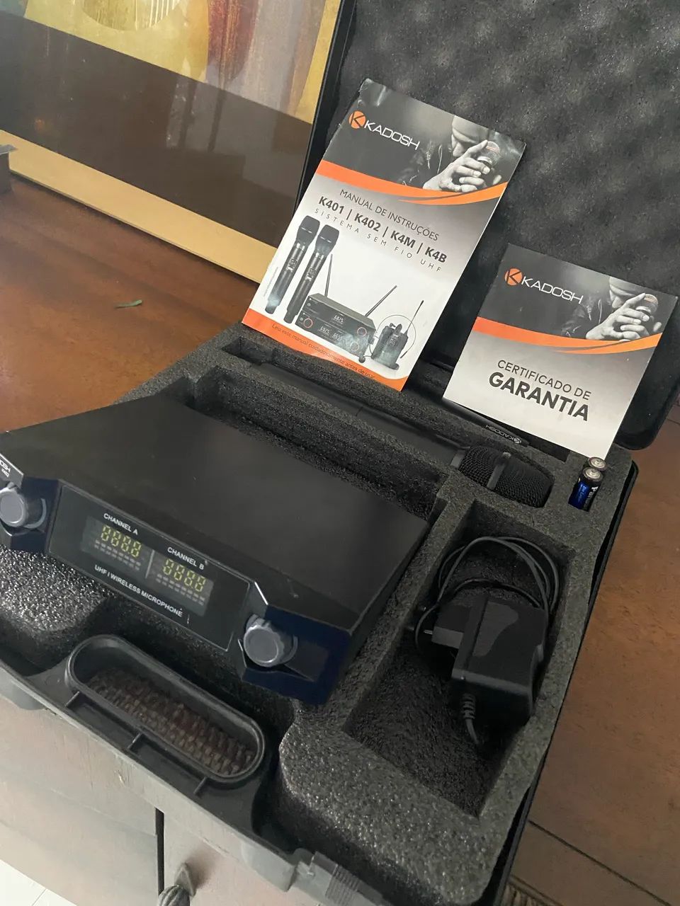 SISTEMA DE MICROFONE KADOSH com 2 microfones um sistema UHF. Microfones sem fio pretos. - Foto 4