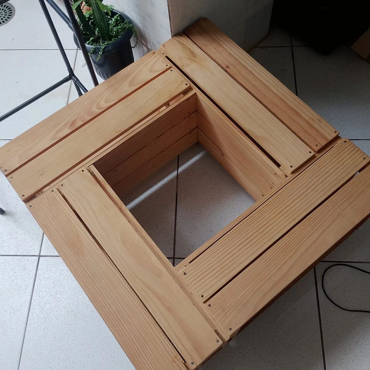 Mesa de centro feita de caixotes78cm x 35cm  - Foto 3