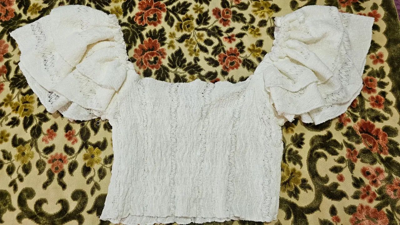 Top cropped com manga bufante