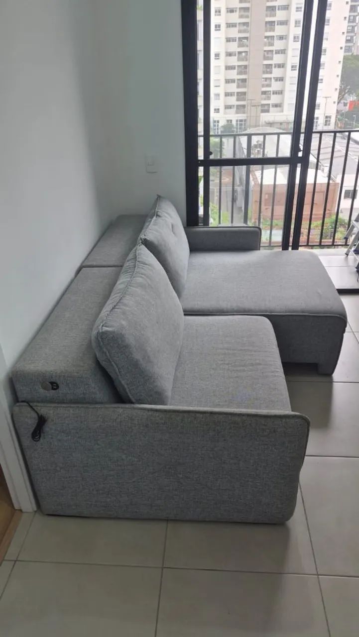 Sofa retrátil, confortável e com carregador USB