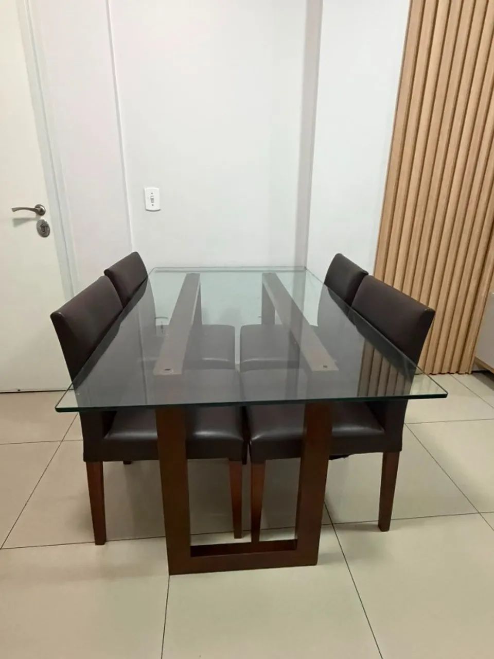 Mesa de Jantar Quadrada 4 lugares com cadeiras e tampo de vidro. 