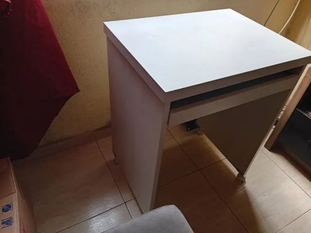 Mesa de Computador Compacta Branca com Bandeja Retrátil e Rodízios - Foto 3