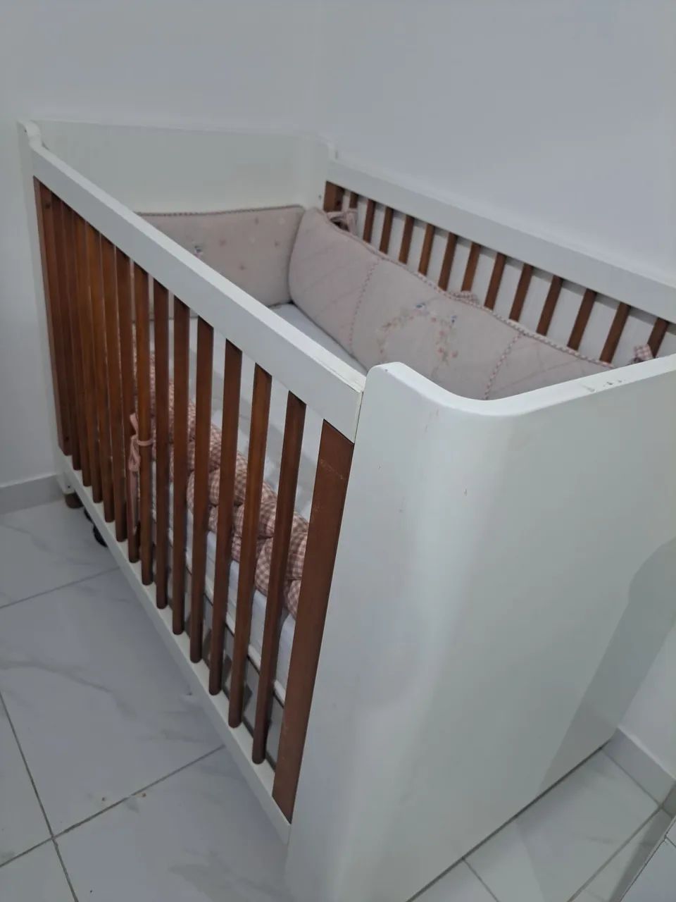 Vende-se berço madeira maciça e mdf, completo.
