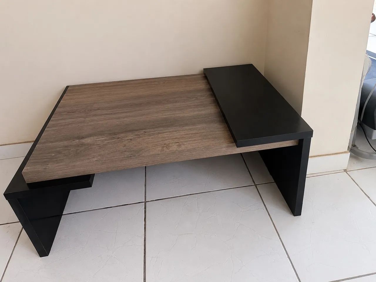 Mesa de centro moderna em madeira e preto.